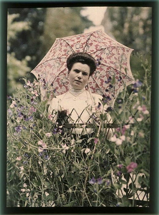 Дачная фотография Софьи в окружении цветов.