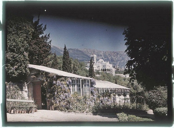 Дом на фоне холмов крымских гор.