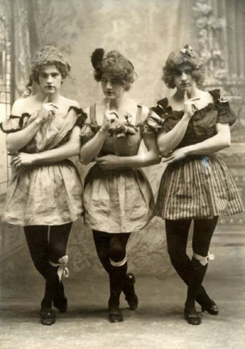 Эти платья слишком коротки для порядочной женщины викторианской эпохи, но на снимке мужчины.