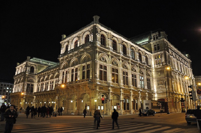 Самый крупный оперный театр в Австрии.
