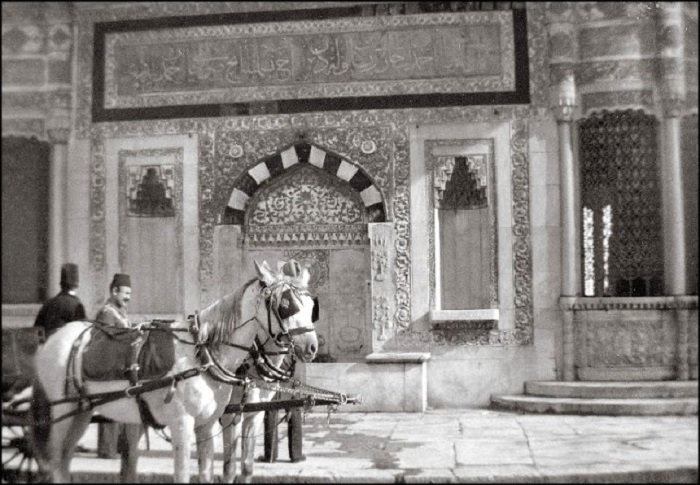 Колодец, который является памятником архитектуры. Константинополь, 1903 год.