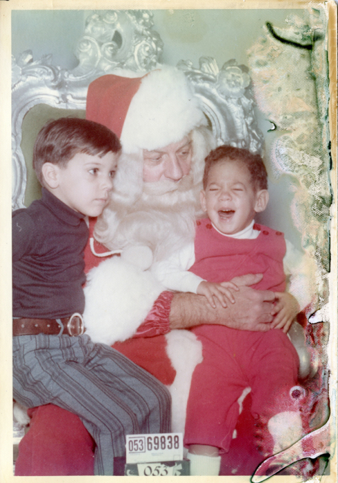 Санта-Клаус старается успокоить испугавшегося мальчика.