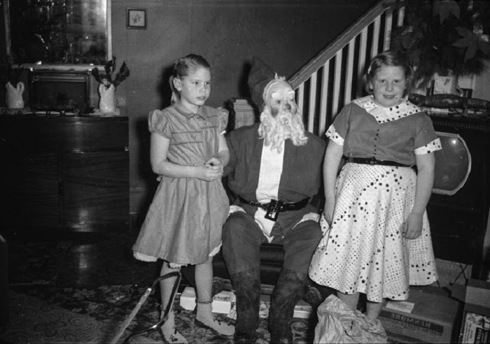 Санта Клаус в Сочельник разносит подарки для детей по домам.