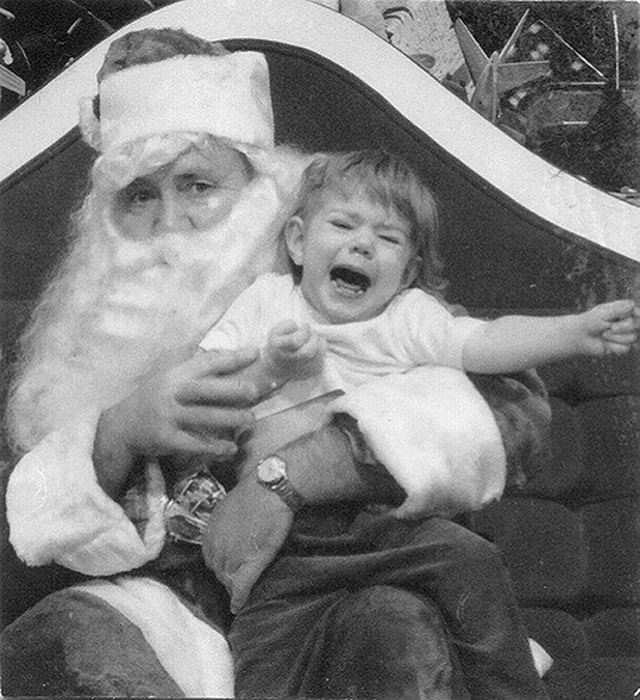Испугались все - и Санта-Клаус, и маленькая девочка.