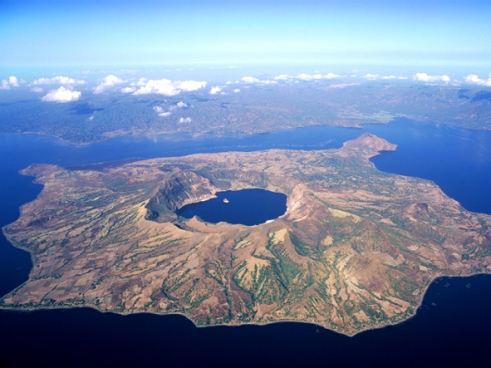 Вулкан Пойнт это остров в озере, находящемся на острове, расположенном в озере, находящемся на острове в Тихом океане.