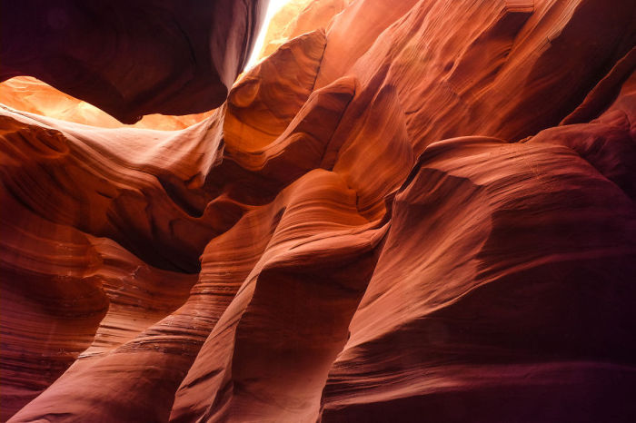 Интересное сочетание красно-рыжих стен каньона.