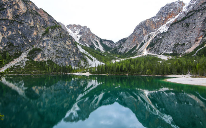 Изумрудное озеро посреди Альпийских гор.