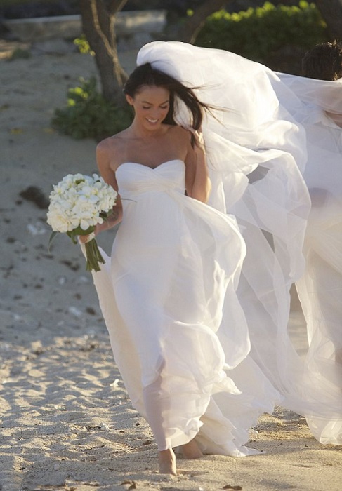 Одна из самых красивых женщин Голливуда актриса Меган выходила замуж на пляже в белоснежном платье от Armani Privе.