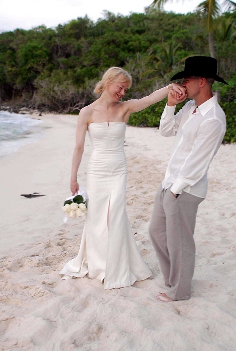 Церемония бракосочетания состоялась на пляже, невеста была в платье от Carolina Herrera.