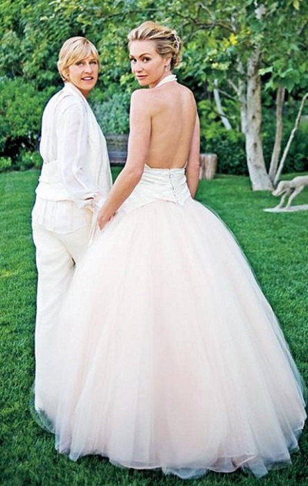 Красавица актриса Порша была в роскошном платье на свадьбе со своей подругой Элен Дедженерис, одной из немногих невест, которым платье не понадобилось.