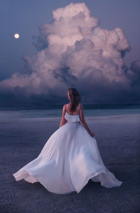 Обворожительная Анастасия в развевающемся белом платье на песчаном побережье острова Финолу, Мальдивы.