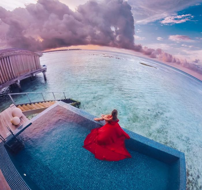 Анастасия в невероятном ярко-красном платье выглядит фантастически на фоне пейзажа острова Финолу, Мальдивы.
