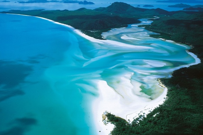 Пляж расположен на острове Уитсанди и является одним из лучших в Австралии.