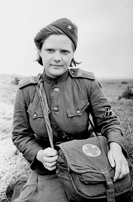 Старшина В. Соколова, санинструктор истребительно-противотанковых артиллерийских частей Красной Армии.