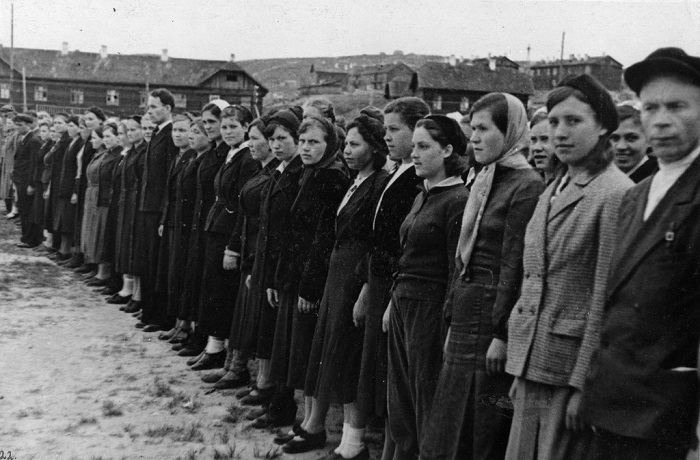 Женское подразделение на военных занятиях.