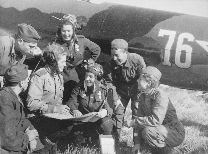 Экипаж бомбардировщика Пе-2 из 125-го гвардейского бомбардировочного авиаполка.