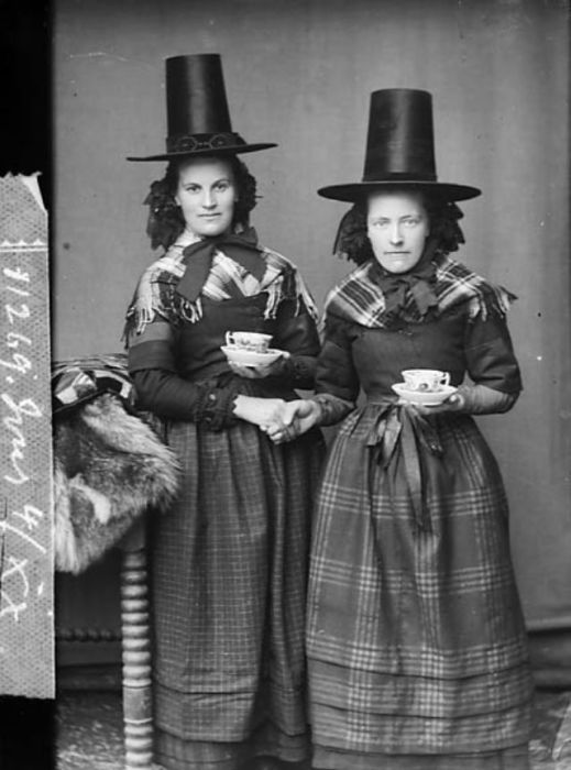 Такие оригинальные женские головные уборы часто в шутку называли «шляпами трубочистов».