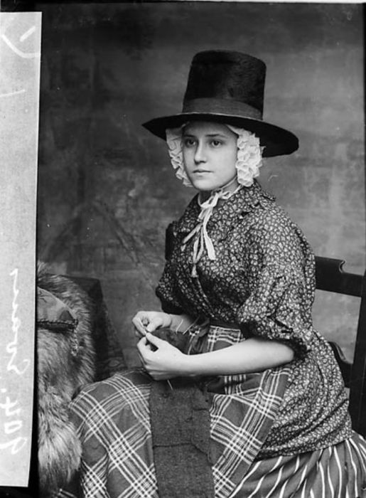 Очень часто под традиционную валлийскую женскую шляпу надевался чепец, украшенный кружевом.
