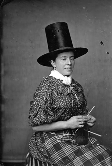 Сохранившиеся черно-белые фотографии, созданные в период между 1838 и 1905 годами, наглядно демонстрируют популярность валлийской женской шляпы.