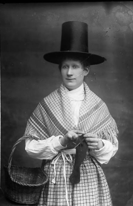 В конце 19-го века началось возрождение валлийских традиций и знаменитые шляпы снова украшают женские головы.