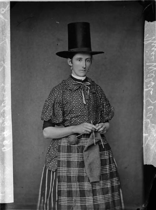 Национальный валлийский костюм возник на основе крестьянской одежды примерно в начале 1830-х годов.