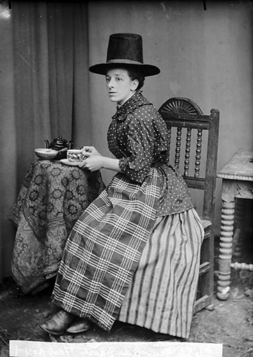 Нарядный вариант одежды валлийских женщин шился из черного шелка и заботливо украшался роскошной ручной вышивкой.
