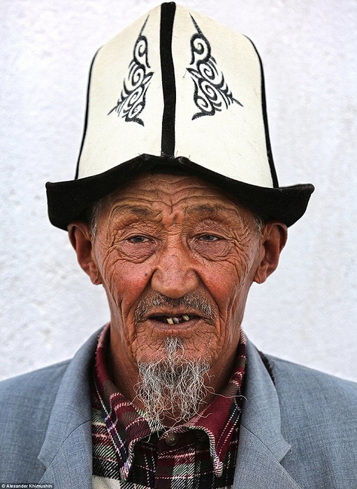 Коренной житель Киргизии в традиционном «калпаке» - войлочном головном уборе.