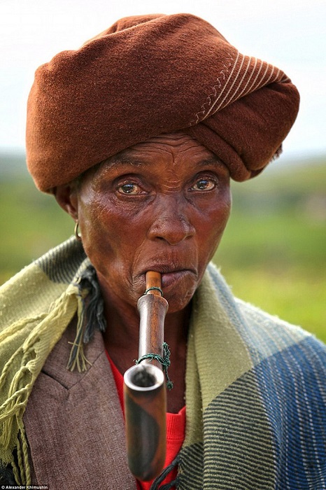 Пожилая представительница африканского народа Коса с огромной курительной трубкой.