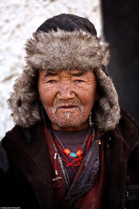 Все тибетцы любят носить украшения – даже мужчины!