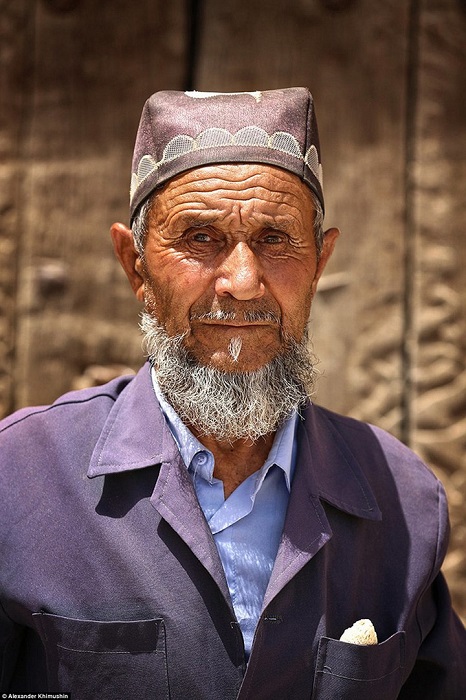 Пожилой узбек в традиционном головном уборе – тюбетейке.