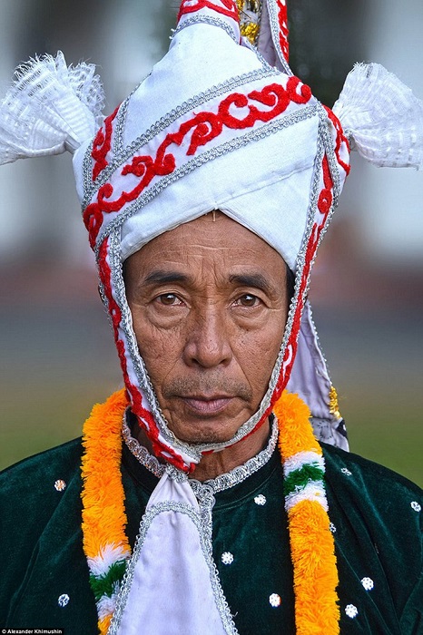 Старейшина, облаченный в традиционные одежды, готовится к ритуальному танцу Джагои.