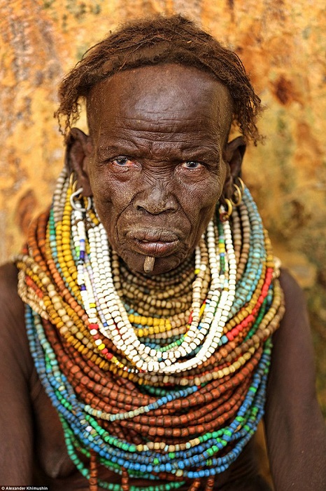 Женщины племени Ньянгатом носят множество бус, которые никогда не снимают.