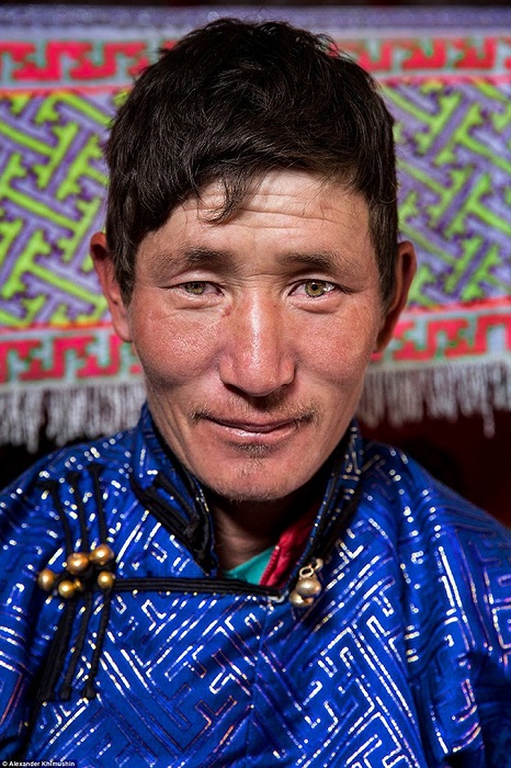 Представитель одного из последних кочевых народов мира в традиционной одежде.
