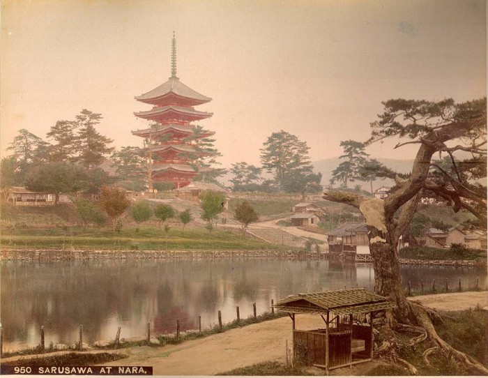 В тихих водах пруда отражается 50 метровая пагода, которую видно из любой точки города Нара.