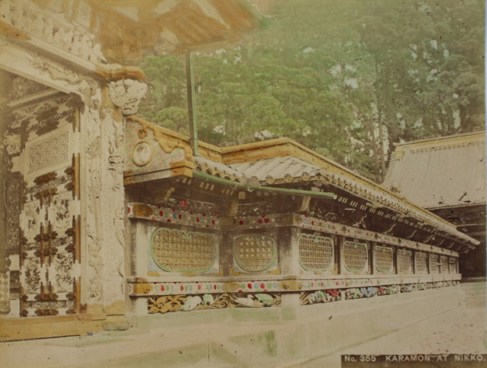 Знаменитые, бело-золотые, ворота храма Тосегу в Никко.