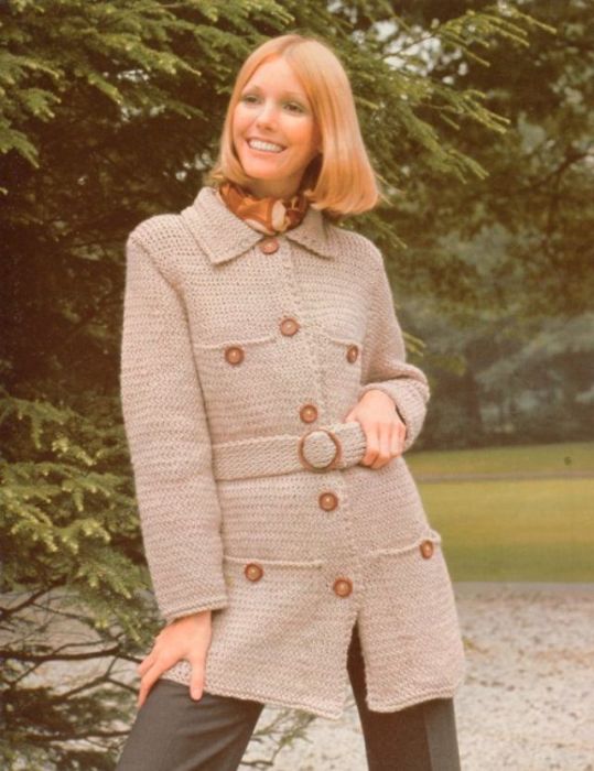 Вязаный кардиган с поясом – самая модная вещь в гардеробе женщины 1970-х годов.