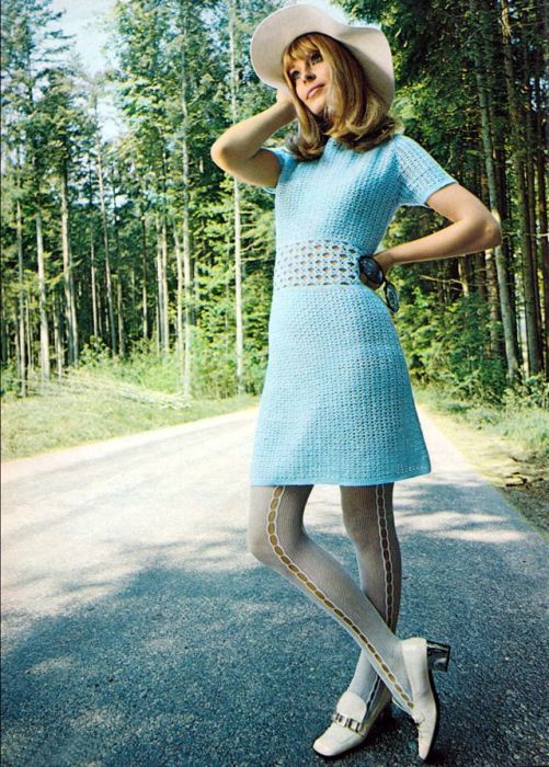Легкое нежно-голубое летнее платье с ажурной талией.