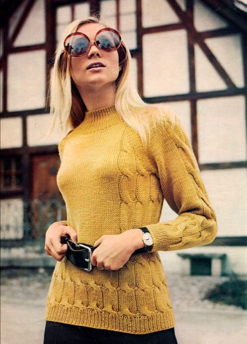 В 1970-х годах считалось модным делать акцент на талии с помощью пояса даже на вязаной одежде.