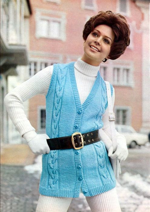В 1970-х годах водолазки очень часто носили именно с вязаными жилетами.