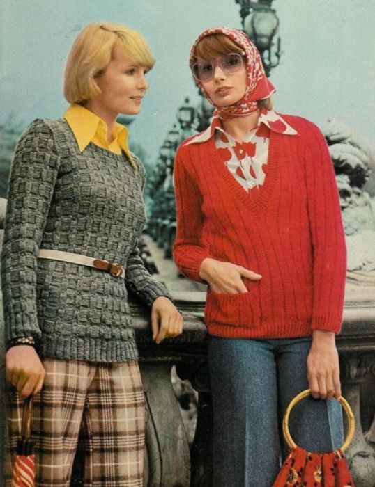 Вязаный свитер с поясом – привычный стиль 1970-х годов.
