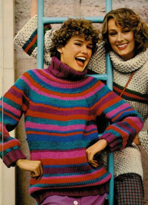 Вязаные молодежные свитера под горло с разноцветными полосками.