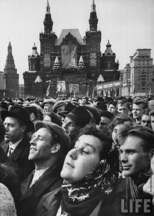 Затаив дыхание люди слушали советского героя.