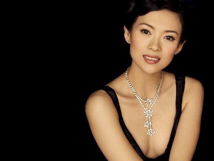 Одна из наиболее известных актрис китайского кино на сегодняшний день.