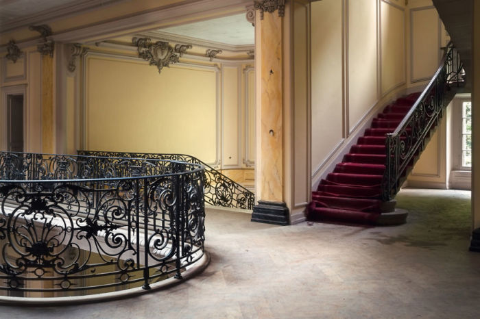 Великолепные перила лестницы на одном из этажей величественного, но необитаемого замка во Франции.