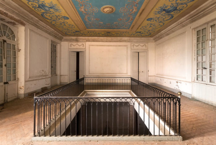 Верхний этаж покинутого замка во Франции, украшенный расписным потолком.