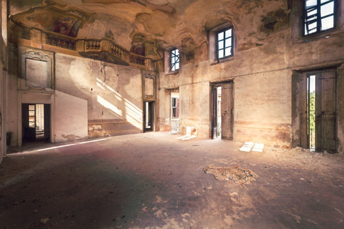 Главный зал покинутой итальянской виллы с реалистичными рисунками на потолке, которые сохранились после пожара.