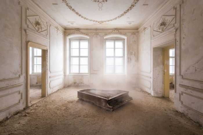 Комната с роялем в старинном заброшенном дворце Польши, которому будет возвращен прежний вид.