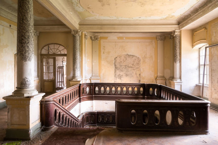 Комната с лестницей на верхнем этаже германского замка 18-го века, который на протяжении 20-ти лет находится в ожидании ремонта.