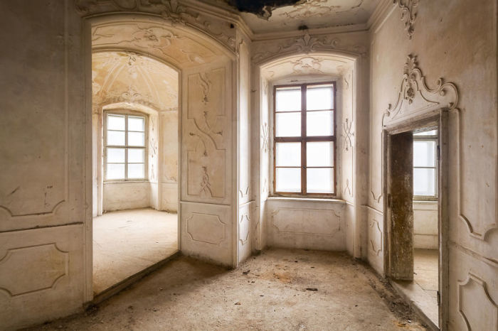 Изящная лепнина на стенах комнат польского дворца, который в настоящее время находится на реконструкции.