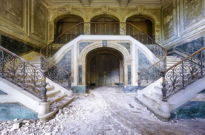 Роскошная мраморная лестница в заброшенном французском замке, использовавшемся в прошлом как летняя резиденция.